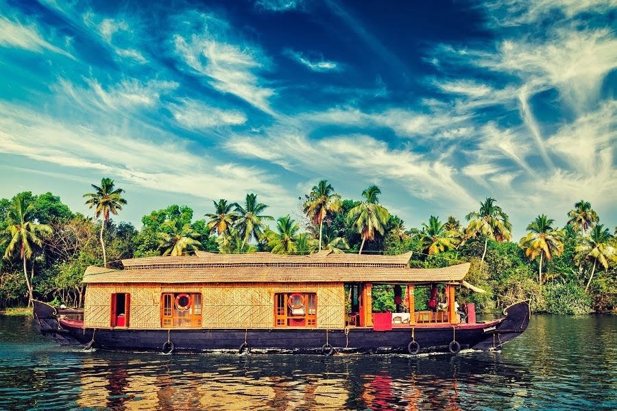 Explorez les Backwaters du Kerala avec nos Forfaits Touristiques et Excursions en Houseboat