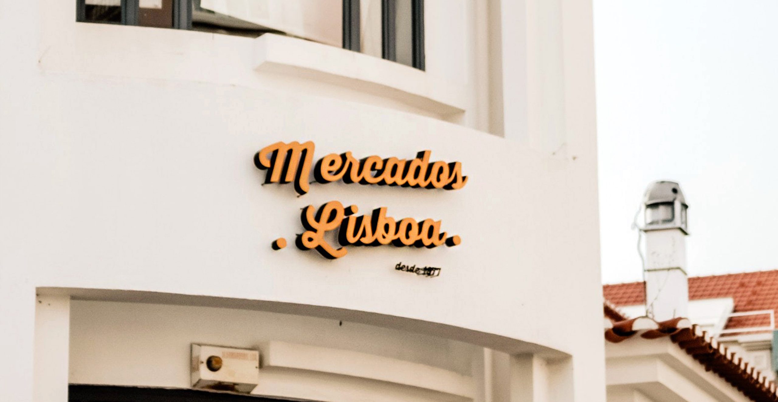Make a Statement with Stunning Storefront Signs!