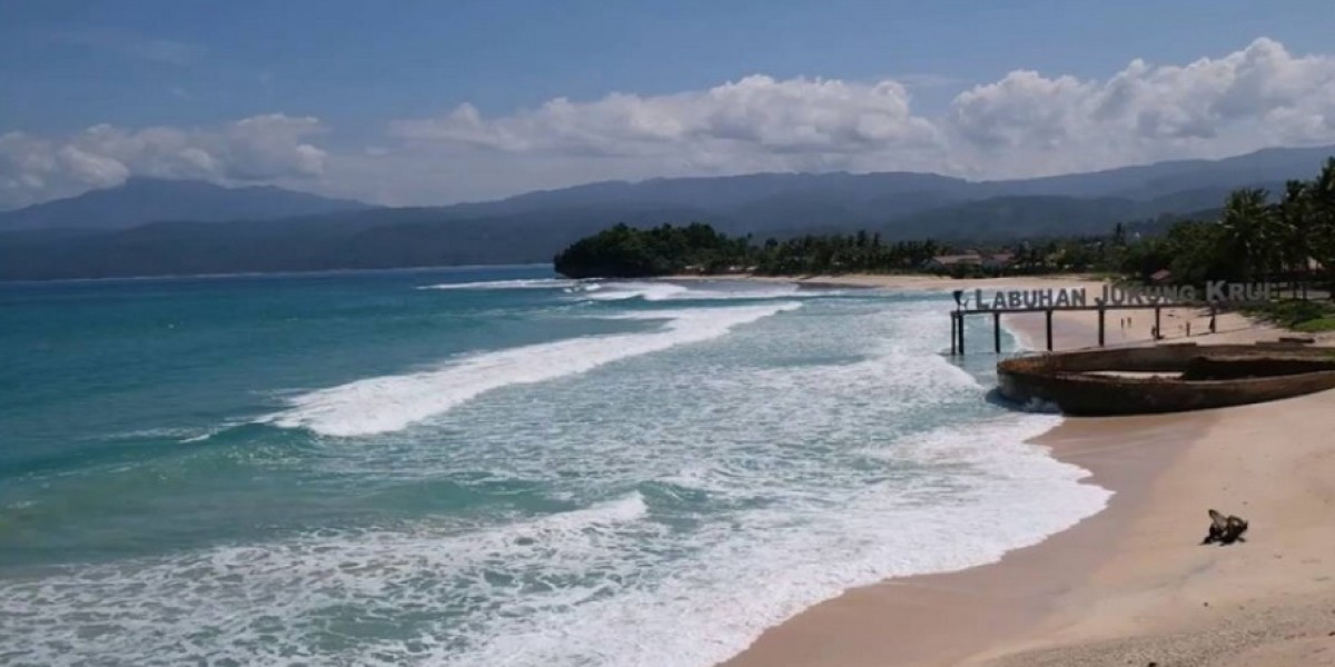 Menyusuri Keindahan Pantai Labuhan Jukung, Lampung