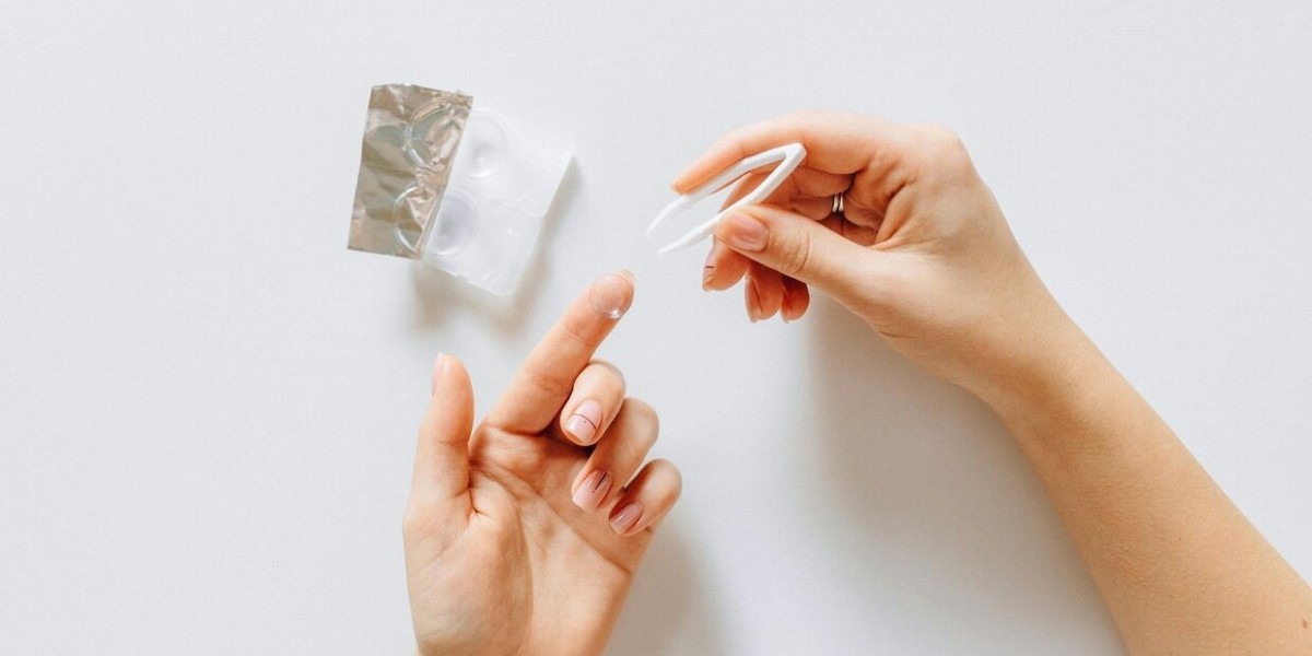 How to Choose the Best Daily Contact Lenses for Sensitive Eyes
