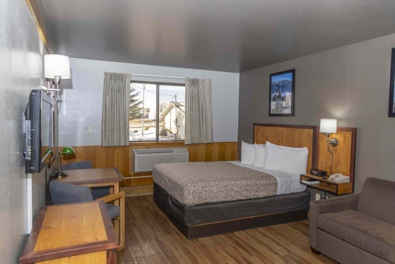 How Does Staying in a Butte, Montana Motel Cater to Different Traveler Needs?