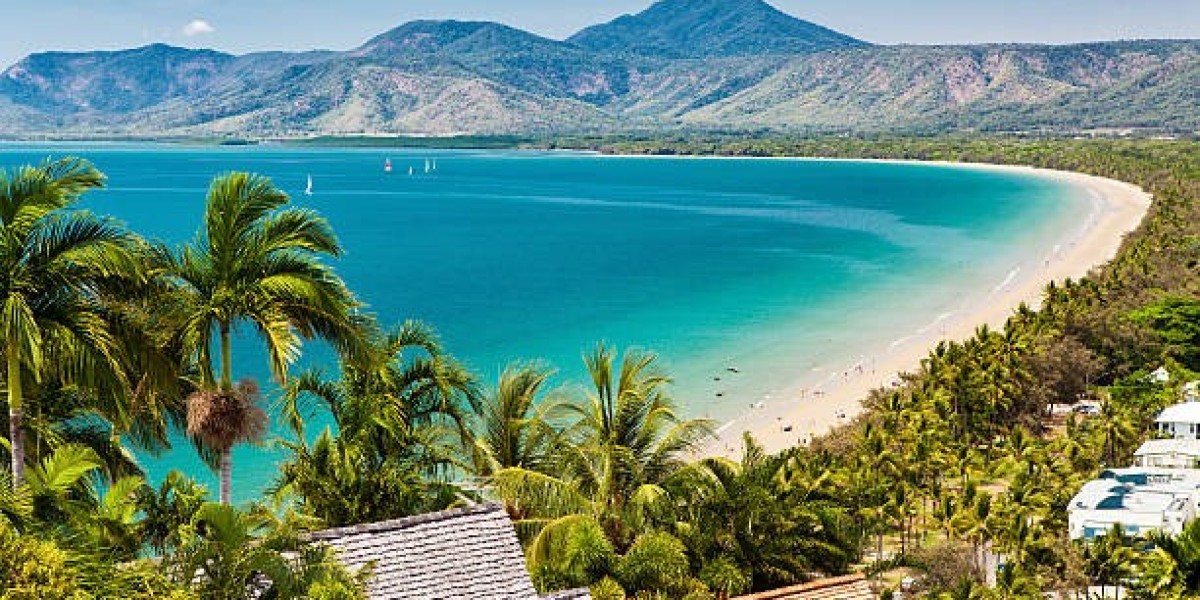 Is there a bus between Port Douglas and Cairns?