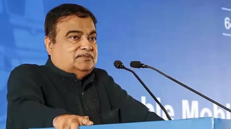 दोपहिया वाहनों से टोल टैक्स वसूली की खबरें निराधार: नितिन गडकरी - Dainik Dehat