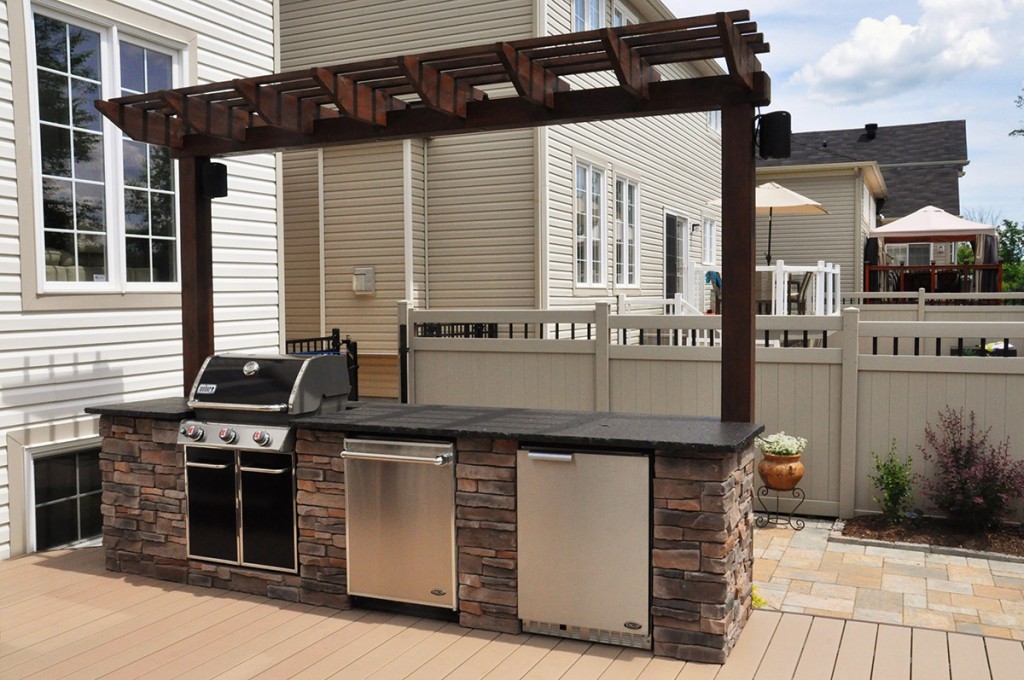 The Advantages of Composite Decks in Ottawa, Ontario