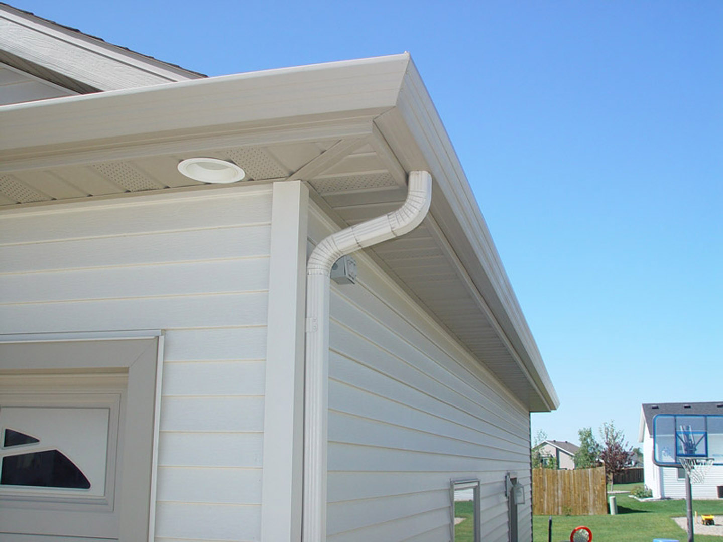Seamless gutter installers - APG Supply