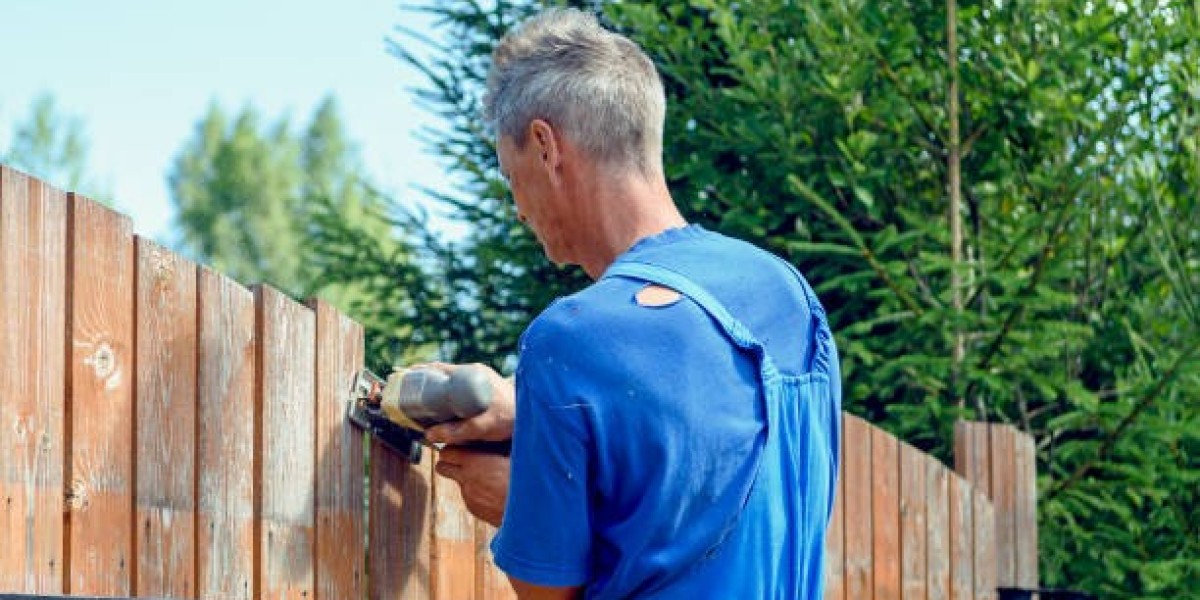 The Benefits of Hiring Professional Wood Fence Installers