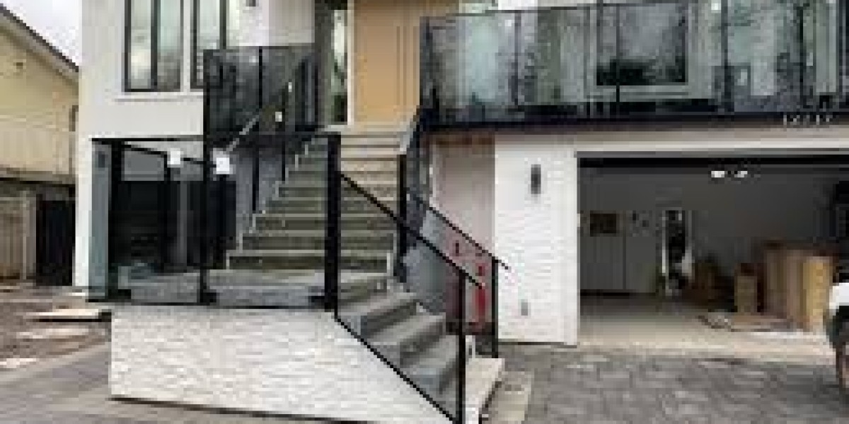 Modern Glass Railing Contractor Solutions in West Vancouver – Premium Glass Railing Installation for Elegant Living
