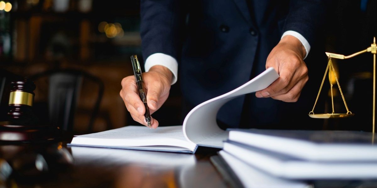 The Complete Guide to Choosing the Right Immigration Lawyer in Toronto for Your Immigration Needs